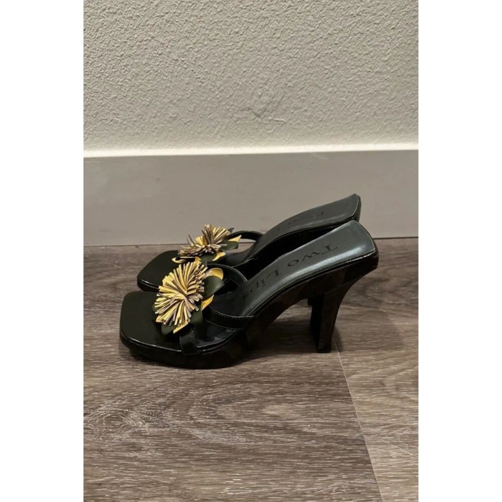 Two Lips Black Patent Flower Sandals Women’s 6 Narrow Slide Heels - Picture 4 of 5